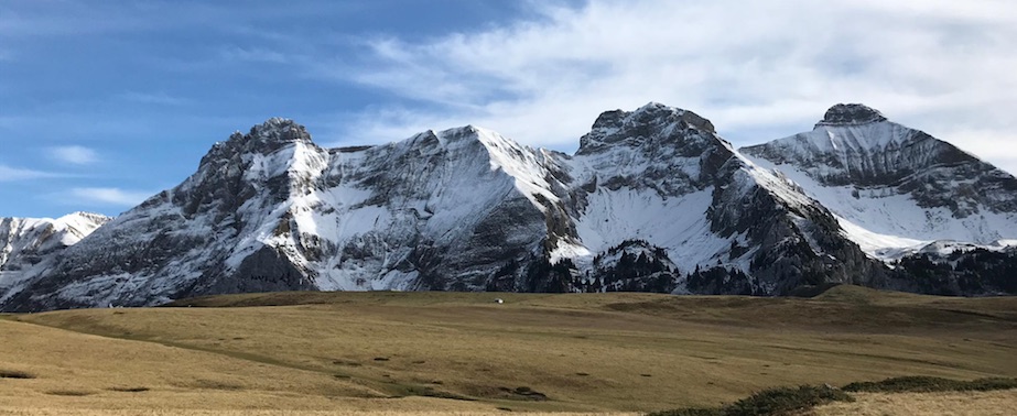 Anne-Laure Mülhauser: Chaine du Bargy (photo_recadrée), Haute-Savoie, France (chaine de montagne que l'on voit par beau temps depuis les bureaux de l'Institut Biosphère)