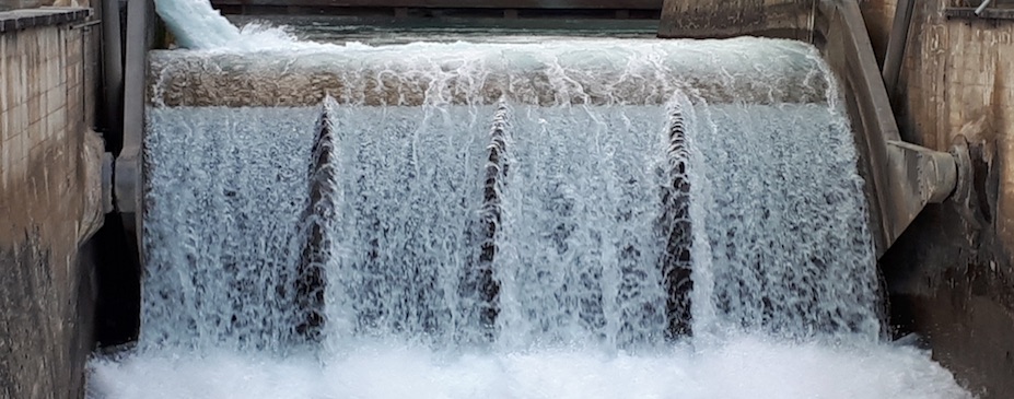 FPP: chute d'eau canalisée par l'être humain, Ardon, VS, Suisse